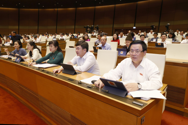 Các đại biểu Đoàn ĐBQH tỉnh Quảng Ninh biểu quyết thông qua Nghị quyết tại Kỳ họp thứ Ba, Quốc hội Khóa XV 	Ảnh: Q. Khánh